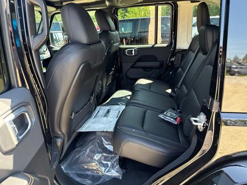 New 2026 Jeep Wrangler Unlimited Sahara AWD/4WD image 19