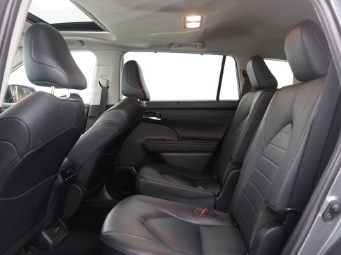 Used 2020 Toyota Highlander XLE image 19