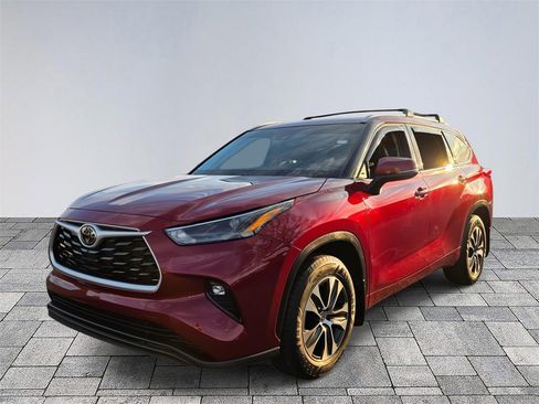 Used 2022 Toyota Highlander XLE image 3