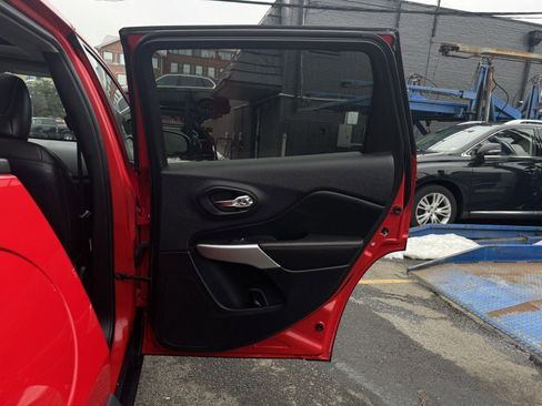 Used 2017 Jeep Cherokee Trailhawk image 15