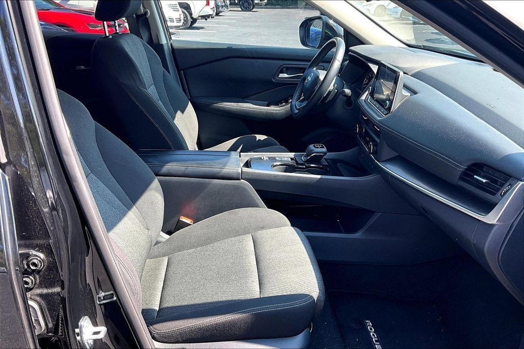 Used 2025 Nissan Rogue SV FWD image 29