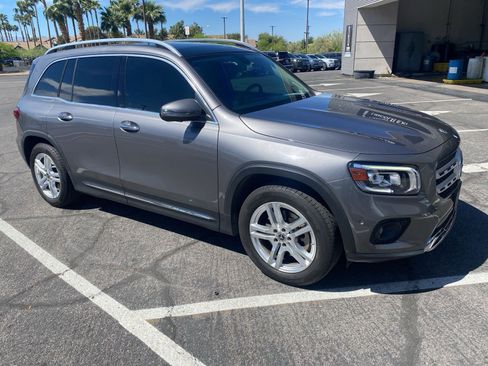 Used 2021 Mercedes-Benz GLB 250 4MATIC w/ Premium Package image 3