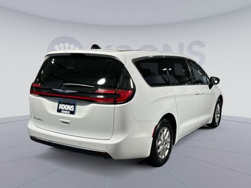 Used 2024 Chrysler Pacifica Touring-L image 7