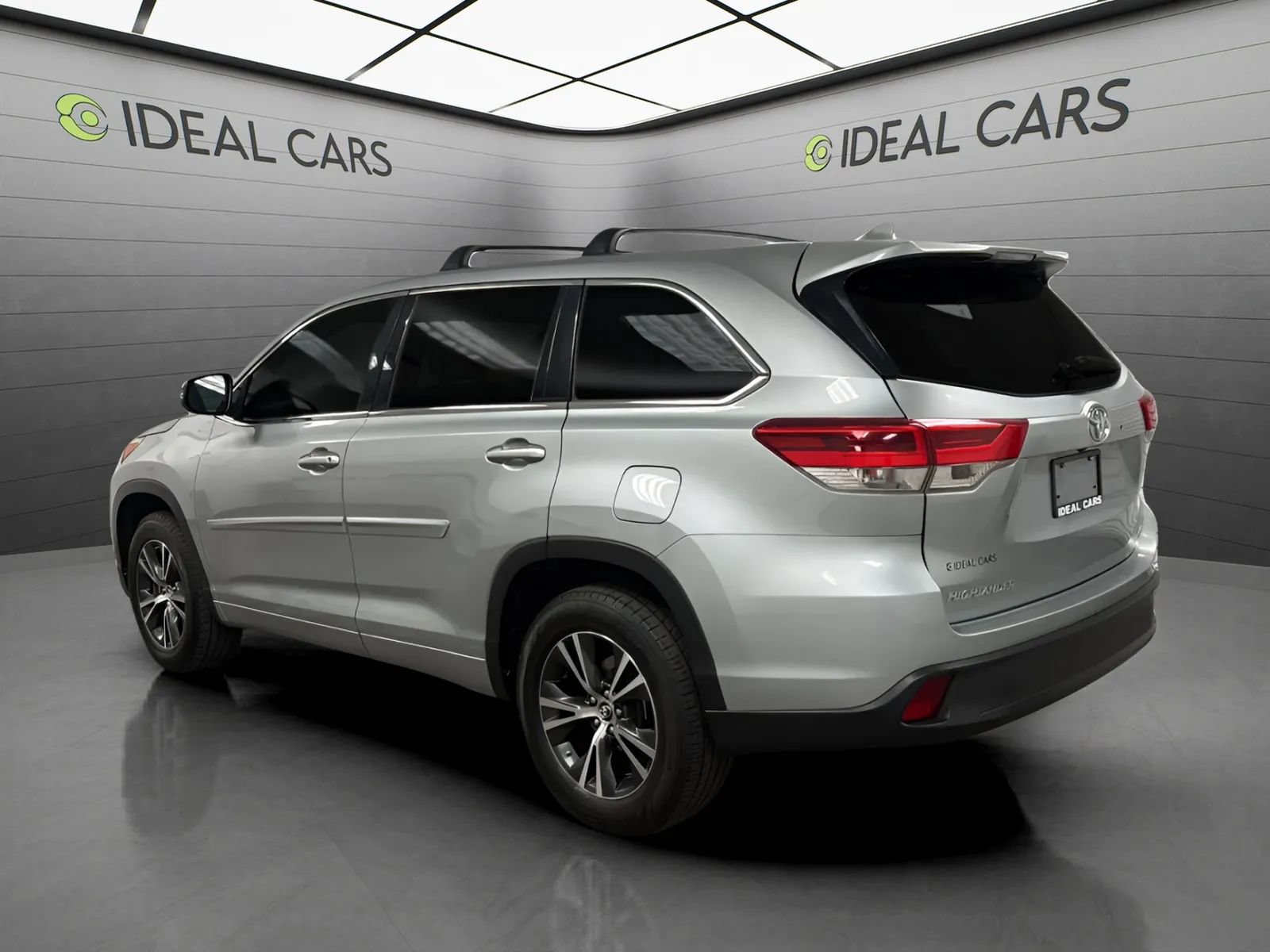 Used 2017 Toyota Highlander Plus FWD image 7