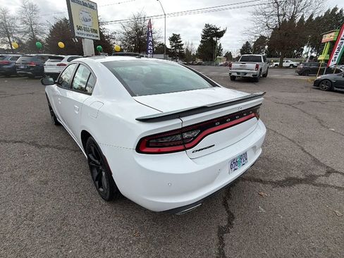 Used 2018 Dodge Charger SXT w/ Blacktop Package image 5