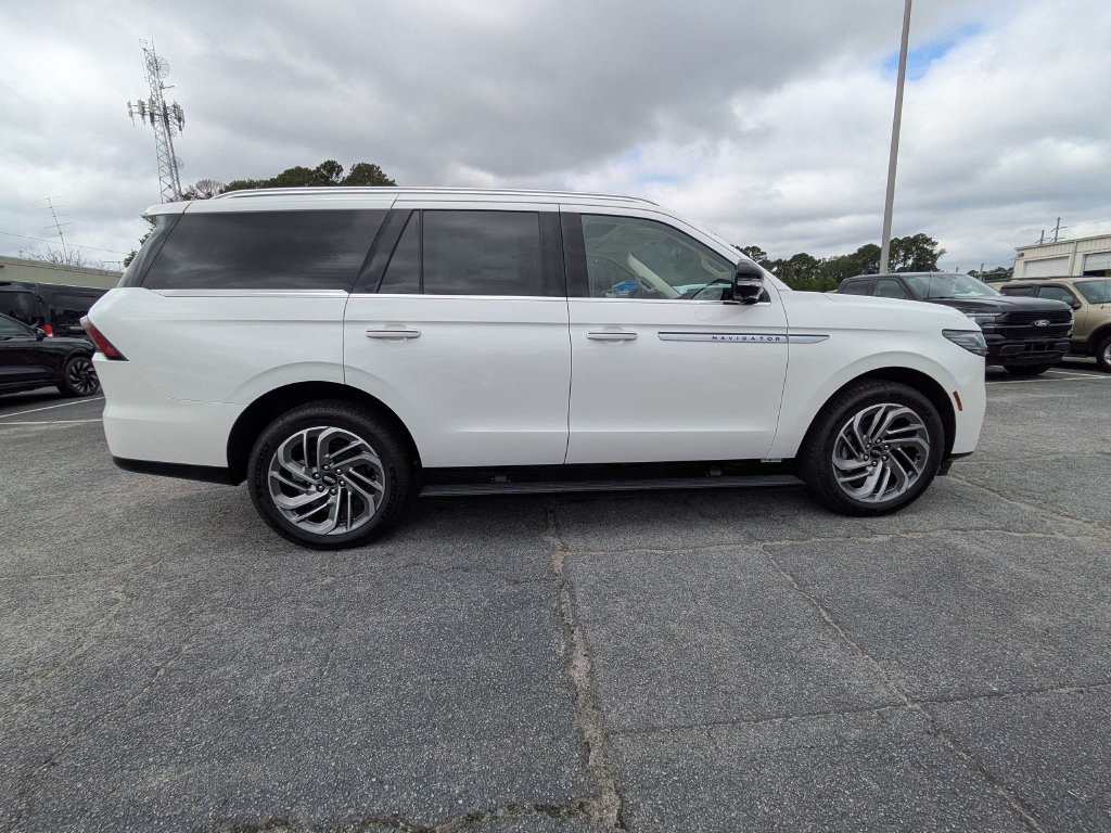 New 2027 Lincoln Navigator Reserve AWD/4WD image 3