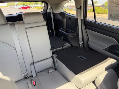 Used 2020 Toyota Highlander XLE AWD/4WD image 18