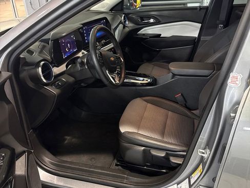 Used 2025 Chevrolet Trax LT w/ LT Convenience Package image 2