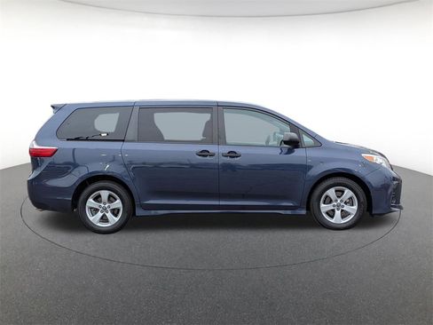 Used 2018 Toyota Sienna L image 4