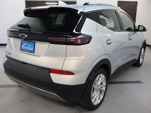 Used 2022 Chevrolet Bolt EUV LT w/ Comfort Package FWD image 7