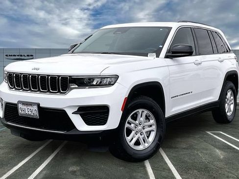 Used 2023 Jeep Grand Cherokee Laredo AWD/4WD image 1