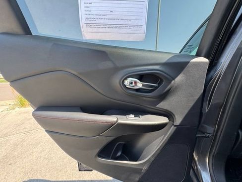 Used 2019 Jeep Cherokee Trailhawk w/ Comfort/Convenience Group AWD/4WD image 27