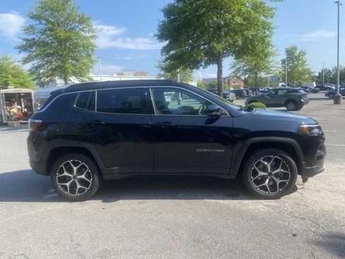 Used 2025 Jeep Compass Limited AWD/4WD image 2