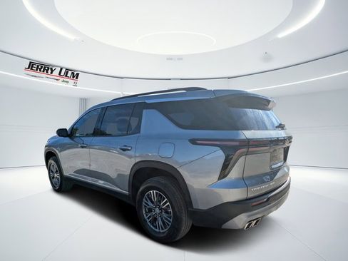Used 2025 Chevrolet Traverse LT image 5