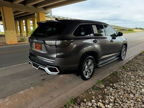 Used 2016 Toyota Highlander Limited image 3