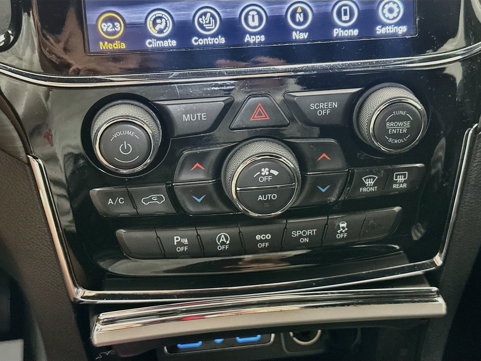 Used 2019 Jeep Grand Cherokee Altitude AWD/4WD image 16