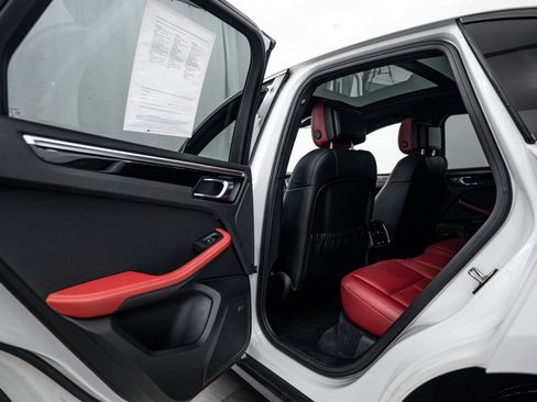 Certified 2018 Porsche Macan image 22