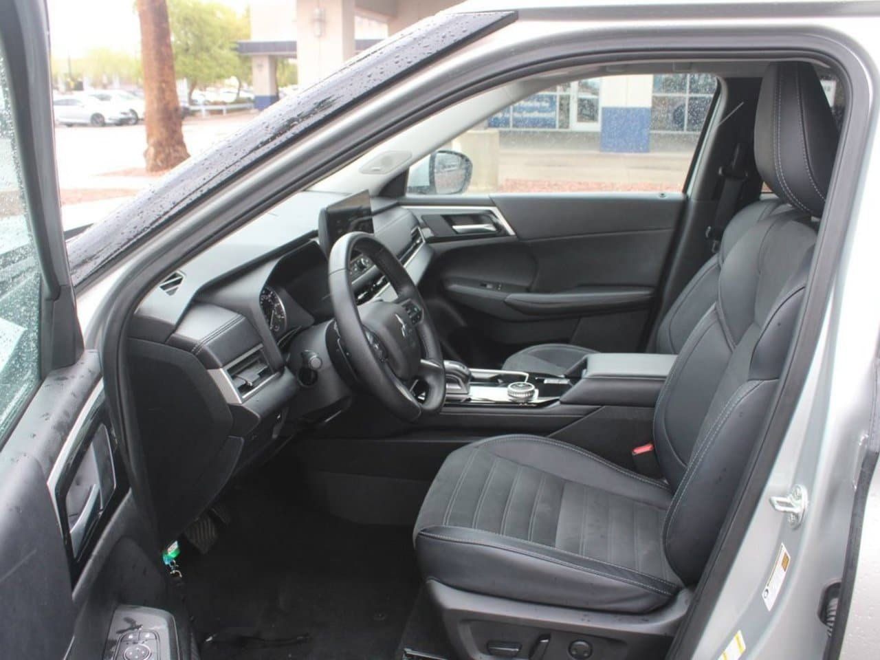 Used 2025 Mitsubishi Outlander SE FWD image 12