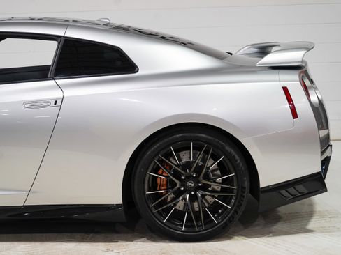Used 2020 Nissan GT-R Premium AWD/4WD image 32