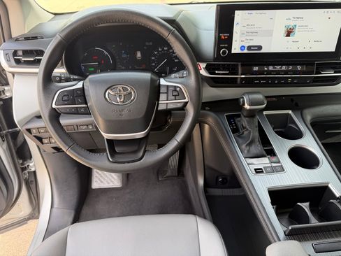 Used 2025 Toyota Sienna XLE FWD image 24