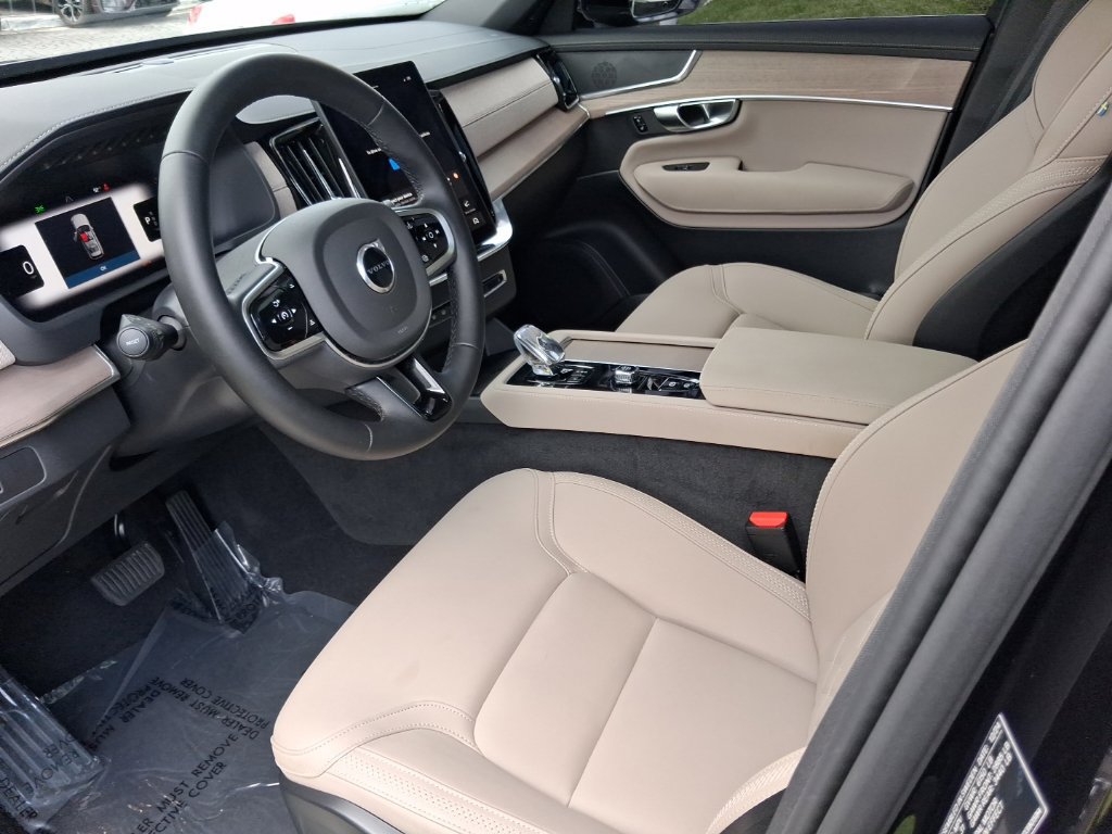 Certified 2025 Volvo XC90 B5 Core w/ Climate Package AWD/4WD image 13