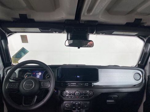 Used 2025 Jeep Gladiator Sport image 16