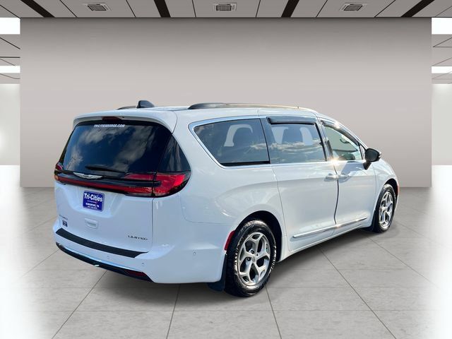 Used 2023 Chrysler Pacifica Limited FWD image 3