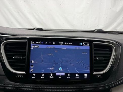 Used 2022 Chrysler Pacifica Touring-L w/ Uconnect Theater Family Group image 36