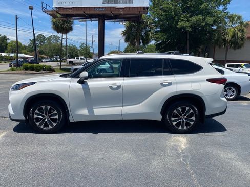 Used 2020 Toyota Highlander XLE FWD image 3
