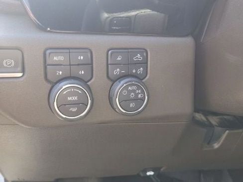 Used 2024 Chevrolet Silverado 2500 LTZ w/ LTZ Convenience Package AWD/4WD image 17