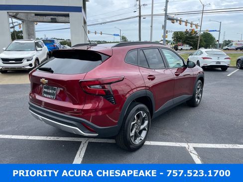 Used 2025 Chevrolet Trax LT FWD image 5
