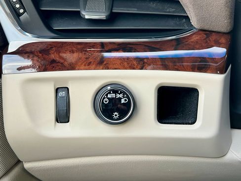 Used 2015 Cadillac Escalade Luxury image 30