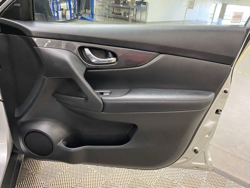 Used 2018 Nissan Rogue SV image 19