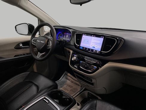 Used 2024 Chrysler Pacifica Touring-L image 19
