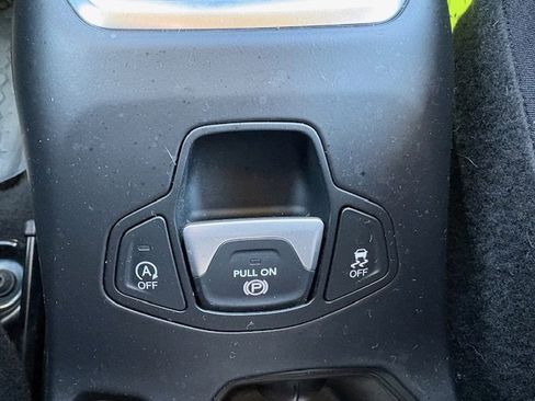 Used 2023 Jeep Renegade Limited image 16