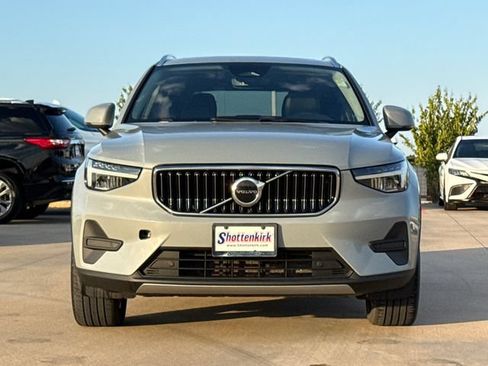 Used 2024 Volvo XC40 B5 Core AWD/4WD image 2