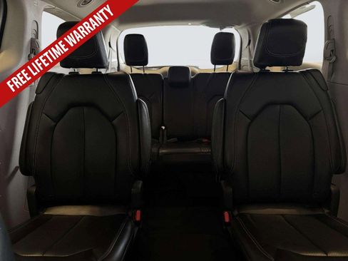 Used 2023 Chrysler Pacifica Touring-L FWD image 31