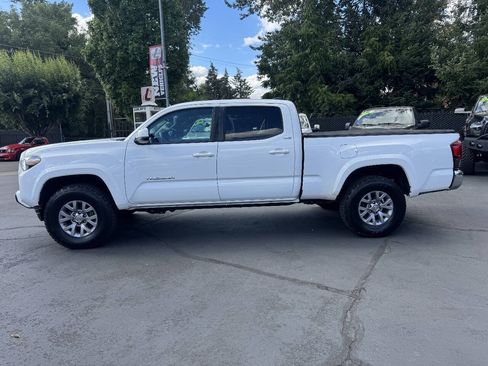 Used 2019 Toyota Tacoma SR5 AWD/4WD image 2