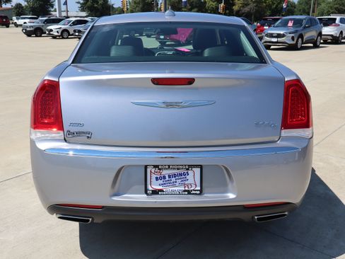 Used 2017 Chrysler 300 C AWD/4WD image 6