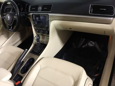 Used 2016 Volkswagen Passat 1.8T SE w/ Lighting Package image 40