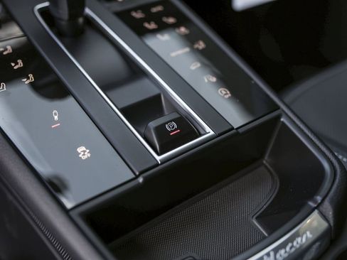 Certified 2026 Porsche Macan Turbo AWD/4WD image 28