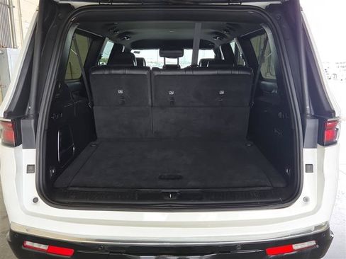 Used 2024 Jeep Wagoneer L Series II w/ Flexible Seating Group AWD/4WD image 8