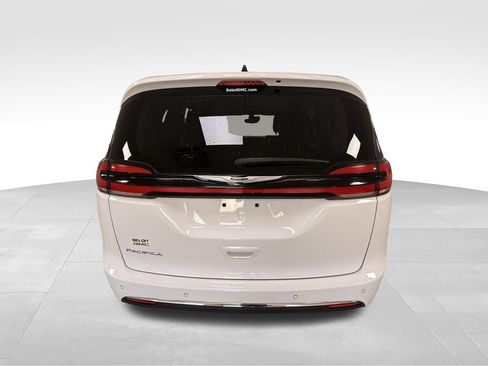 Used 2024 Chrysler Pacifica Touring-L FWD image 6
