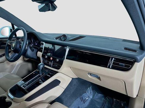 Used 2025 Porsche Macan image 32