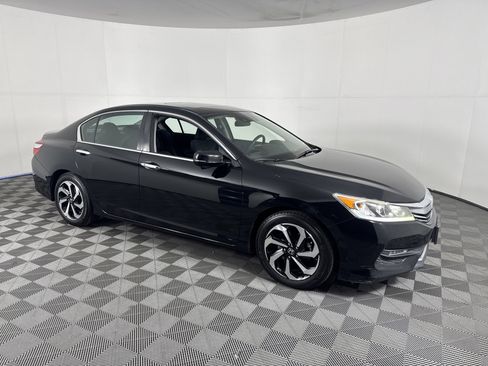 Used 2017 Honda Accord EX image 2