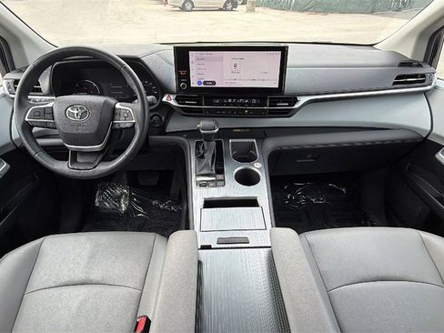 Certified 2025 Toyota Sienna XLE image 25
