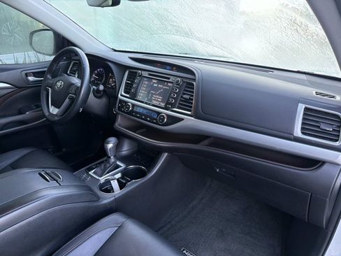 Used 2018 Toyota Highlander XLE FWD image 20