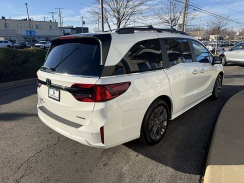 New 2026 Honda Odyssey Touring image 13
