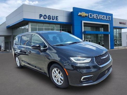 Used 2023 Chrysler Pacifica Touring FWD image 1
