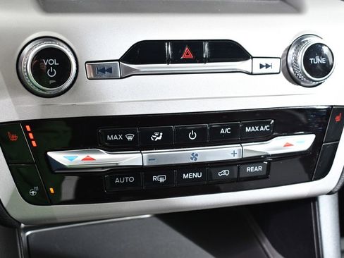 Used 2022 Ford Explorer XLT w/ Equipment Group 202A image 29